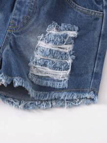 年輕女孩打結肩帶背心和生邊牛仔短褲