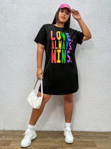 SHEIN EZwear 大碼LGBT標語圖案落肩T恤洋裝 - 黑色 - 查看 1