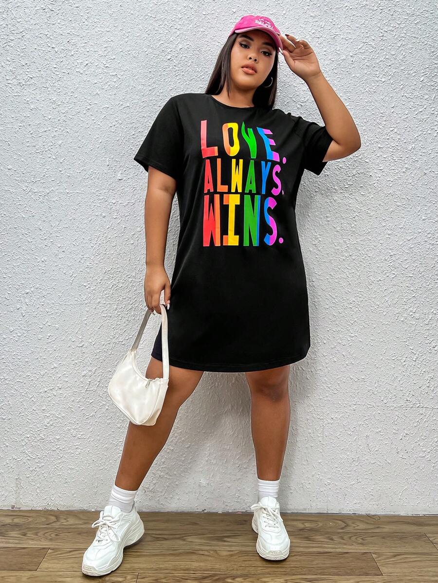 SHEIN EZwear 大碼LGBT標語圖案落肩T恤洋裝 - 黑色 - 查看 1