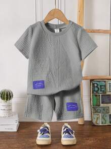 SHEIN 小男童字母補丁細節T恤和短褲套裝 - 灰色 - 查看 1