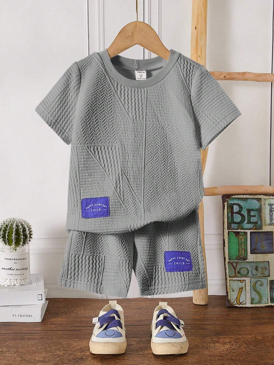 SHEIN 小男童字母補丁細節T恤和短褲套裝 - 灰色 - 查看 1