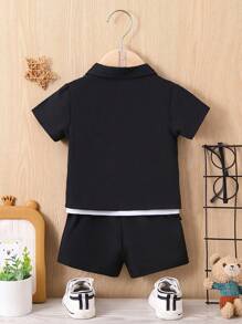 男嬰翻蓋細節襯衫和短褲附T恤套裝 - 黑與白 - 查看 2