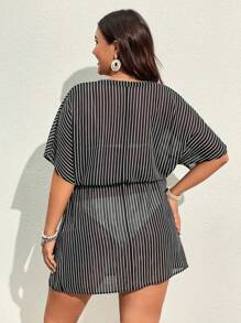 SHEIN VCAY 大碼條紋圖案流蘇前繫帶罩衫連衣裙不附帶比基尼套裝 - 黑與白 - 查看 2