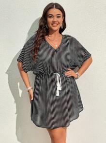 SHEIN VCAY 大碼條紋圖案流蘇前繫帶罩衫連衣裙不附帶比基尼套裝 - 黑與白 - 查看 4