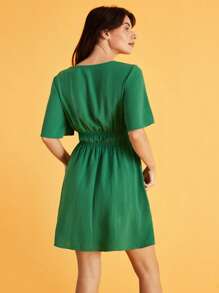 SHEIN Frenchy 素色V領褶邊連衣裙 - 綠色 - 查看 6