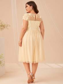 SHEIN Belle Đầm Plus Size Đề can Nút Tương phản Mesh Thêu Dây kéo màu trơn Thanh lịch - Màu be - Xem 3