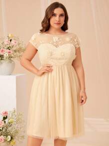 SHEIN Belle Đầm Plus Size Đề can Nút Tương phản Mesh Thêu Dây kéo màu trơn Thanh lịch - Màu be - Xem 4