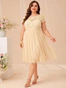 SHEIN Belle Đầm Plus Size Đề can Nút Tương phản Mesh Thêu Dây kéo màu trơn Thanh lịch - Màu be - Xem 1