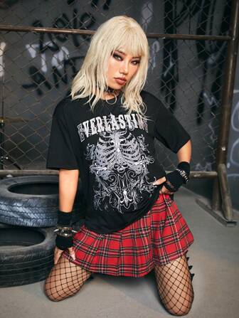 Goth Camiseta de hombros caídos con letra con estampado de esqueleto