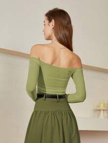 素色一字肩胸部褶皺網紗襯衫 - 橄欖綠 - 查看 2