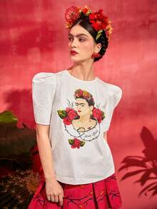 Frida Kahlo X SHEIN Blusa con estampado de figura de manga farol - Blanco - Ver 3