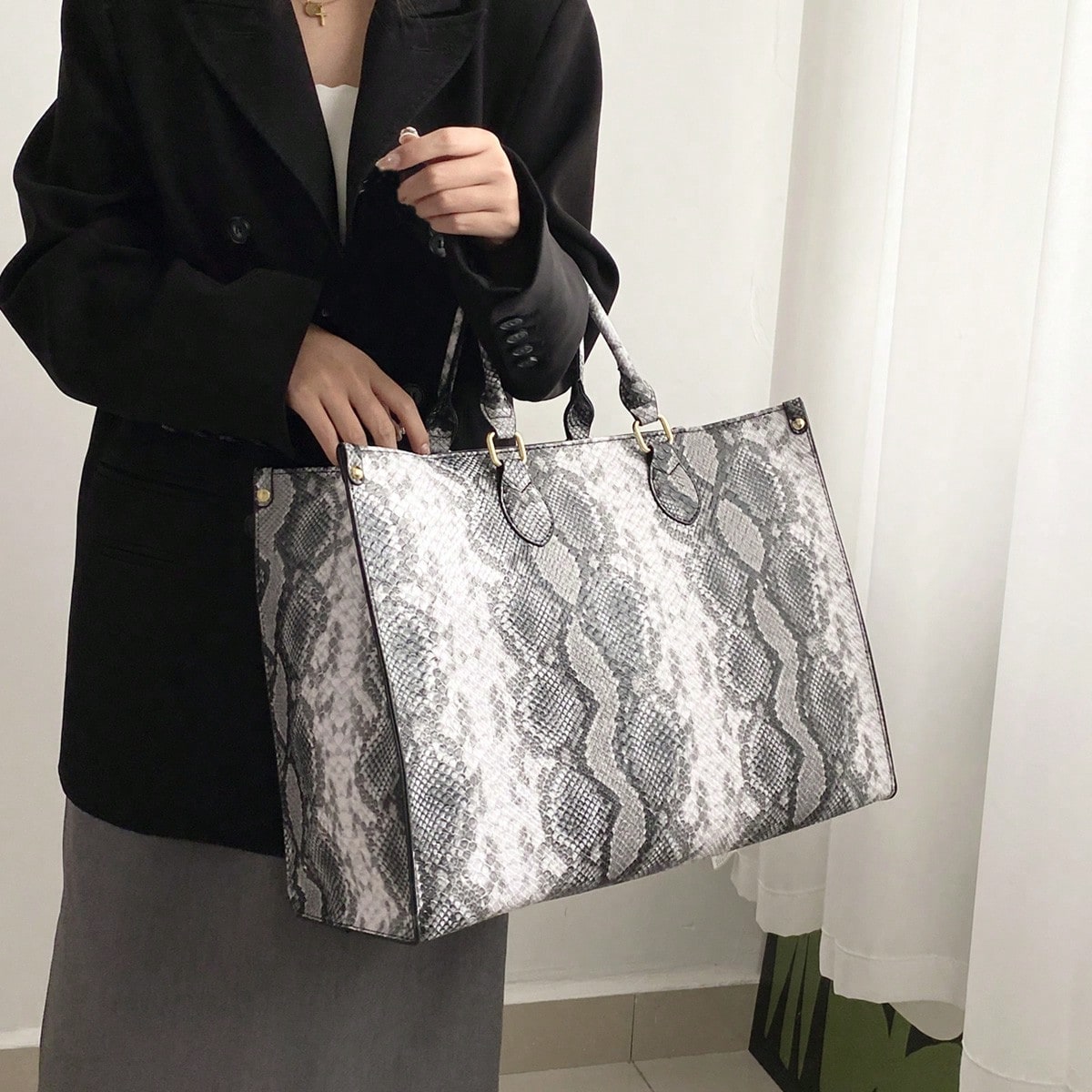 Fashionable Snake Skin Print All-Season Travel & Shopping Tote Bag, Extra Large Handbag, Eye-Catching Women Work Bag