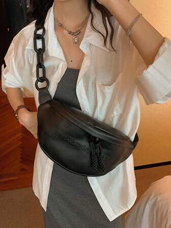 Riñonera con patrón de letra negro con cadena con tira de moda