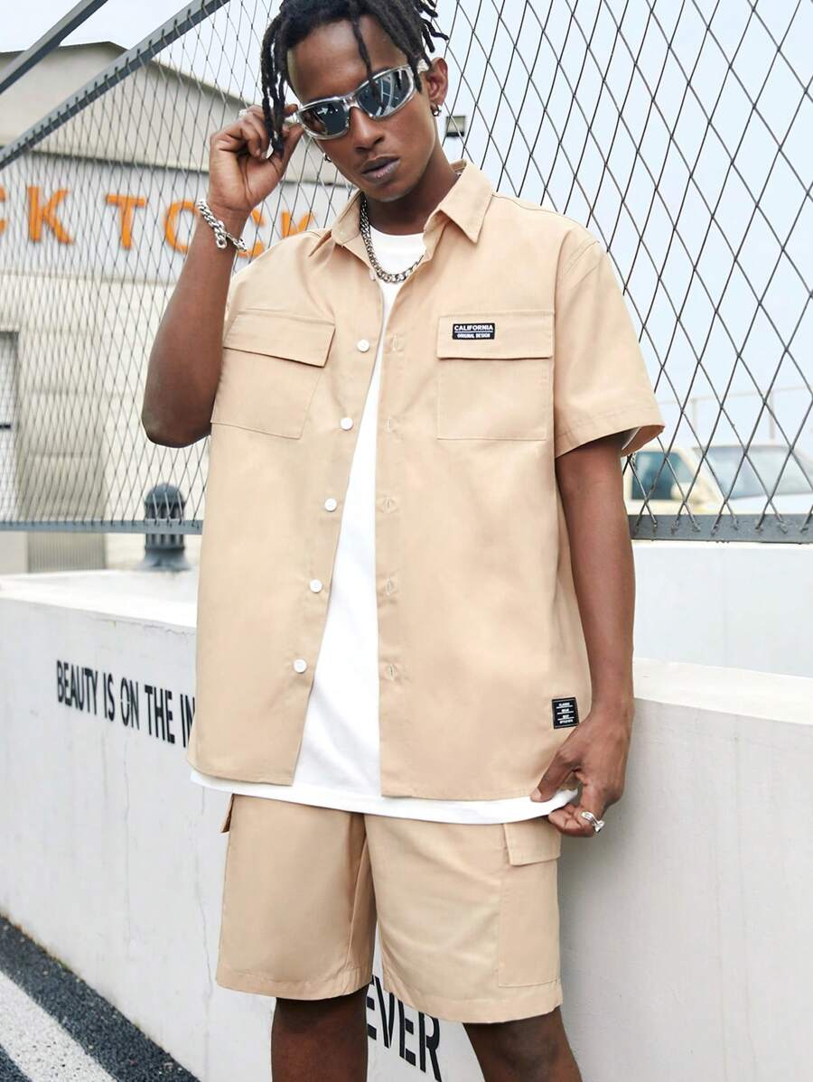 Manfinity RebelGame Bộ quần short và áo sơ mi cotton rộng rãi có túi vá chữ cho nam, không có áo phông - Màu Khaki - Xem 1