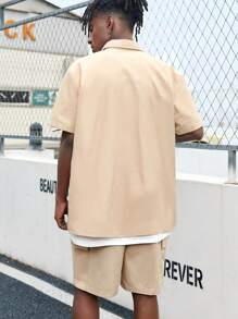 Manfinity RebelGame Bộ quần short và áo sơ mi cotton rộng rãi có túi vá chữ cho nam, không có áo phông - Màu Khaki - Xem 2