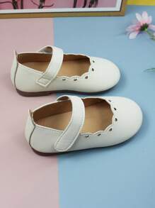 女孩鏤空愛心細節貝殼邊極簡瑪麗珍平底鞋適用於戶外 - 米色 - 查看 6