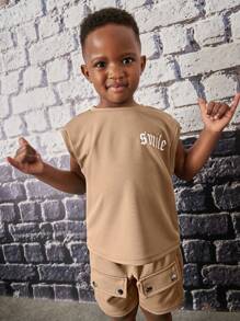 SHEIN 小男童字母圖案背心上衣和翻蓋口袋短褲 - 卡其色 - 查看 3