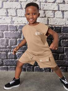 SHEIN 小男童字母圖案背心上衣和翻蓋口袋短褲 - 卡其色 - 查看 5