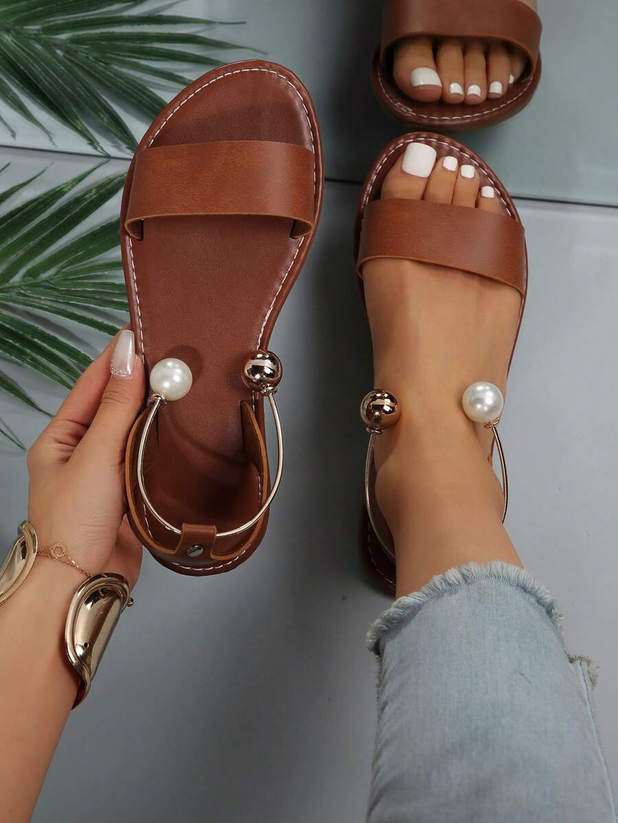 Sandal quai ngang mắt cá chân đính ngọc trai giả dành cho nữ, sandal thời trang làm từ da sợi nhỏ nhân tạo, phù hợp với trang phục mùa xuân hè.