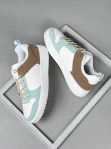 Sportieve skateschoenen voor heren, sneakers met veters aan de voorkant met kleurvlakken en letters