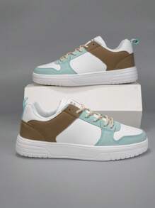 Sportieve skateschoenen voor heren, sneakers met veters aan de voorkant met kleurvlakken en letters