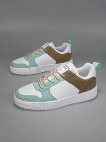 Sportieve skateschoenen voor heren, sneakers met veters aan de voorkant met kleurvlakken en letters