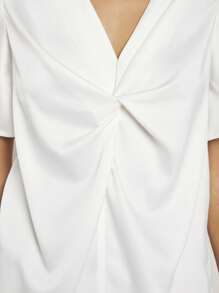 BizChic 前扭結蝴蝶袖緞面襯衫工作服 - 白色 - 查看 3