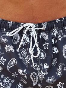 Manfinity Hombres Shorts de natación con estampado de paisley de cintura con cordón - Blanco y Negro - Ver 3