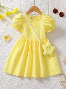 SHEIN Chica joven con estilo fresco y femenino con una riñonera combinada con un vestido tejido de manga corta