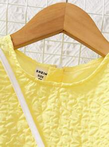 SHEIN Chica joven con estilo fresco y femenino con una riñonera combinada con un vestido tejido de manga corta