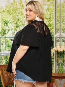 SHEIN CURVE+ Blusa con encaje en contraste de cuello alto - Negro - Ver 2