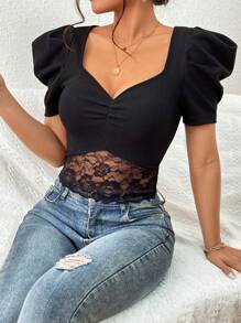SHEIN Privé Camiseta con encaje en contraste fruncido de manga farol - Negro - Ver 1