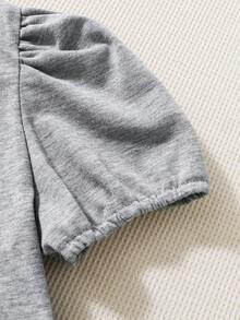 SHEIN 女孩泡泡袖短款T恤&褶邊前打結吊帶連衣裙 - 淺灰色 - 查看 4