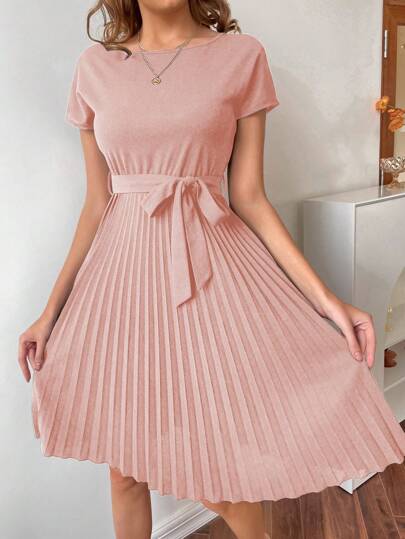 فستان بحزام ذاتي بحافة مثني