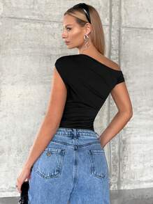 SHEIN Privé Camiseta de cuello asimétrico fruncido - Negro - Ver 2