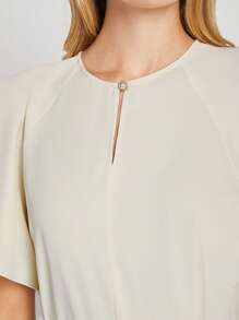 BizChic Blusa de cuello con abertura de ojo de manga mariposa ropa de trabajo - Beis - Ver 5