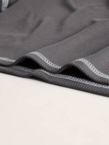 SHEIN ICON 頂針短款T恤 - 深灰色 - 查看 4