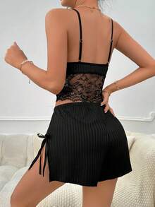 蕾絲拼接吊帶上衣和側打結短褲睡衣套裝