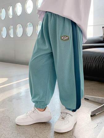 Jogger cu cusături laterale contrastante cu litere petice pentru copii mici