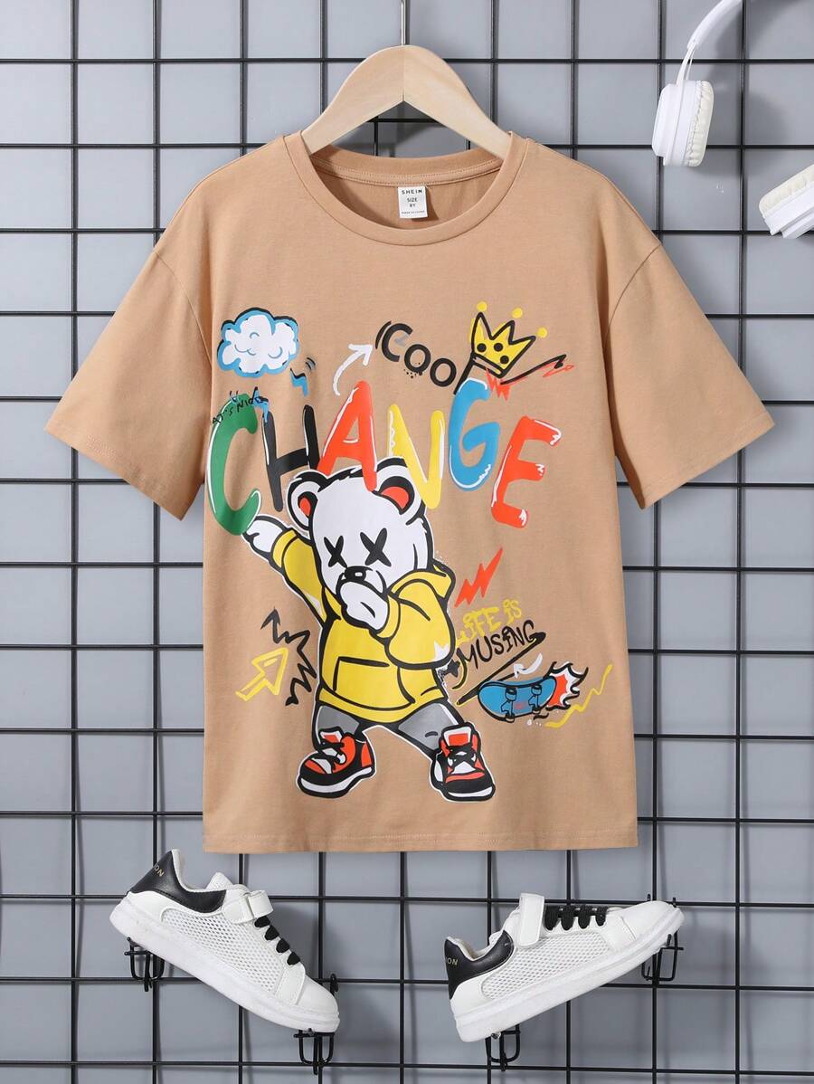 SHEIN 男孩卡通絨毛熊和塗鴉藝術地點和字母圖案休閒寬鬆落肩袖T恤 - 卡其色 - 查看 1