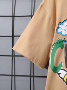 SHEIN 男孩卡通絨毛熊和塗鴉藝術地點和字母圖案休閒寬鬆落肩袖T恤 - 卡其色 - 查看 4