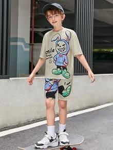 SHEIN 適合十幾歲男孩子的2入組休閒淺卡其色兔子&字母塗鴉印花短袖t恤和短褲,適用於夏/秋季 - 卡其色 - 查看 4