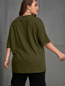 Camiseta de hombros caídos con estampado de mariposa y letra - Verde militar - Ver 2