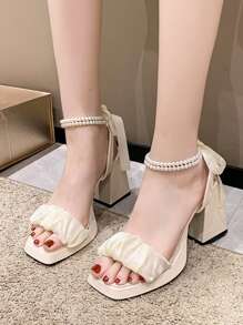 Sandalias beige de moda para mujer, sandalias con detalles de pliegues, decoración de perlas falsas y tacón grueso con tira de tobillo para el Día de San Valentín