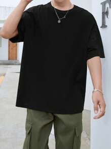 Manfinity EMRG Men Floral & Figure Graphic Tee - Black - View 2