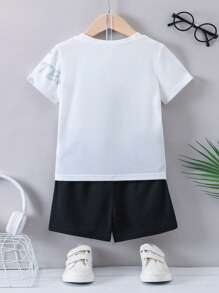 SHEIN 小男童摩托車和字母圖案T恤和短褲套裝 - 黑與白 - 查看 2