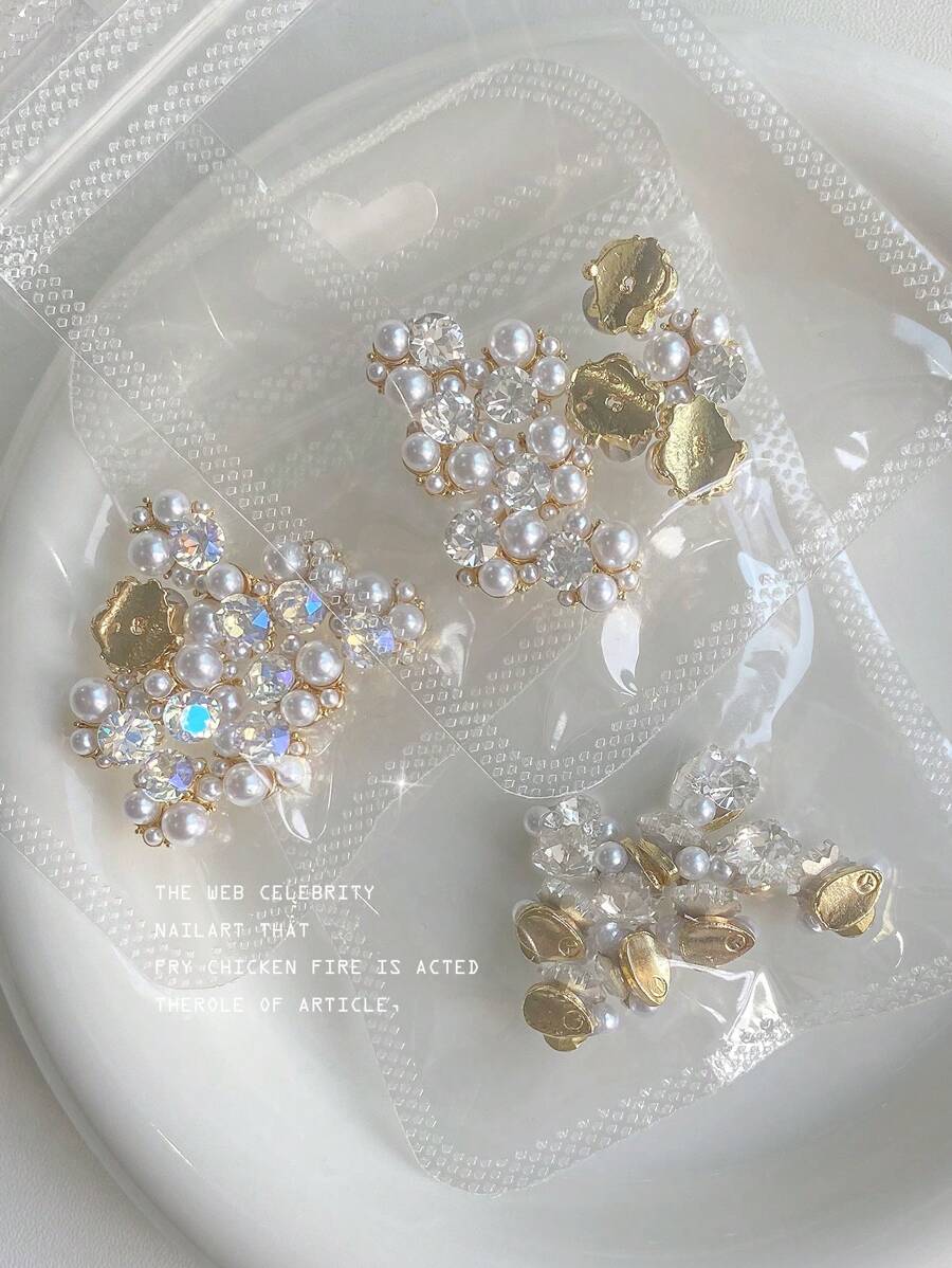 Juego de decoración de uñas de aleación de metal con perlas 3D, rhinestones y tono dorado, adecuado para DIY en casa, salones o para ocasiones especiales como bodas, Día de San Valentín, etc., ideal para mujeres de todas las edades como niñas, madres, hermanas, esposas, novias, etc., con estilos de uñas punk o vintage europeo, gemas para uñas, encantos para uñas, suministros para uñas