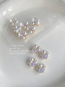 Juego de decoración de uñas de aleación de metal con perlas 3D, rhinestones y tono dorado, adecuado para DIY en casa, salones o para ocasiones especiales como bodas, Día de San Valentín, etc., ideal para mujeres de todas las edades como niñas, madres, hermanas, esposas, novias, etc., con estilos de uñas punk o vintage europeo, gemas para uñas, encantos para uñas, suministros para uñas