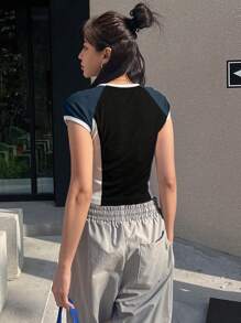 DAZY 字母圖案撞色插肩袖T恤 - 彩色 - 查看 5