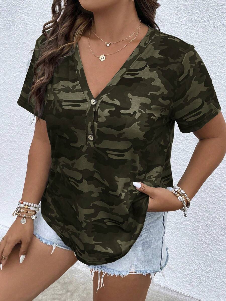 SHEIN LUNE Plus Camo Print Half Button Curved Hem Tee Koszulki graficzne Damskie Topy